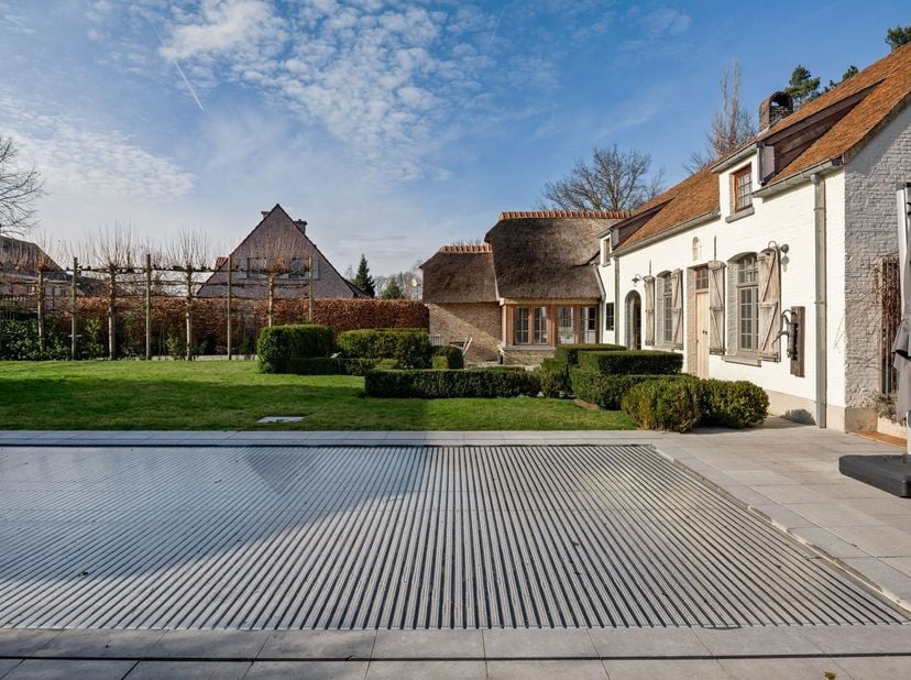 Authentieke hoeve met zwembad op toplocatie aan het Tivolipark<br />
<br />
Op een unieke ligging aan het Tivolipark bevindt zich deze volledig omhein