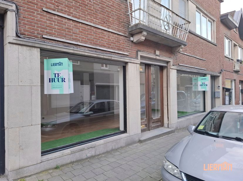 Kantoor-/winkelruimte te huur in Aalst. Deze commerciële ruimte in goede staat beschikt over grote raampartijen die zorgen voor veel natuurlijke licht