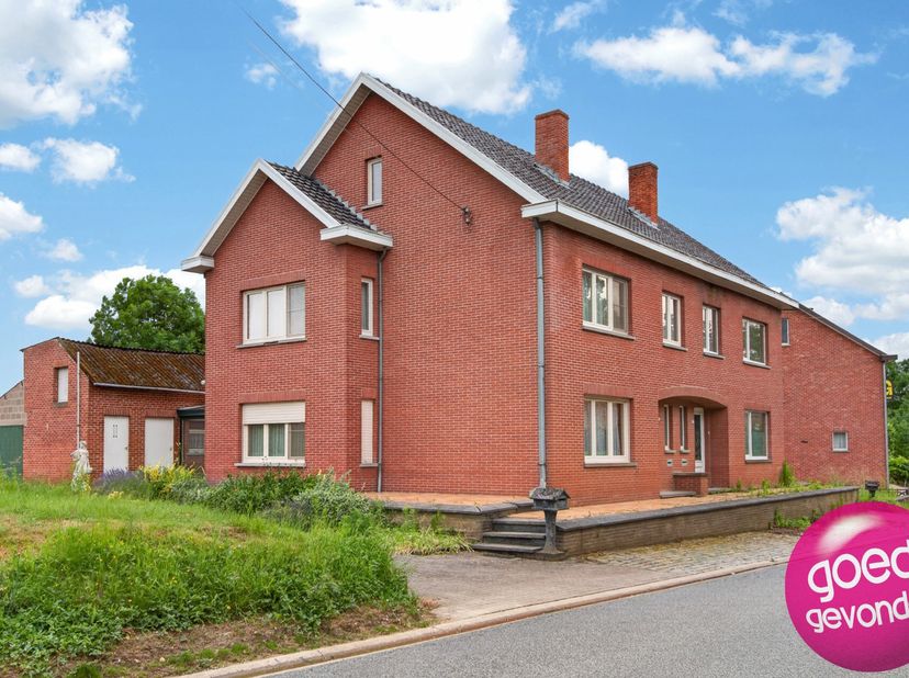 RUIME HALFOPEN GEZINSWONING met 3 SLAAPKAMERS, ZUIDGERICHTE TUIN met WEIDE, PARKING en PRACHTIG UITZICHT<br />
In een bijzonder rustige en landelijke