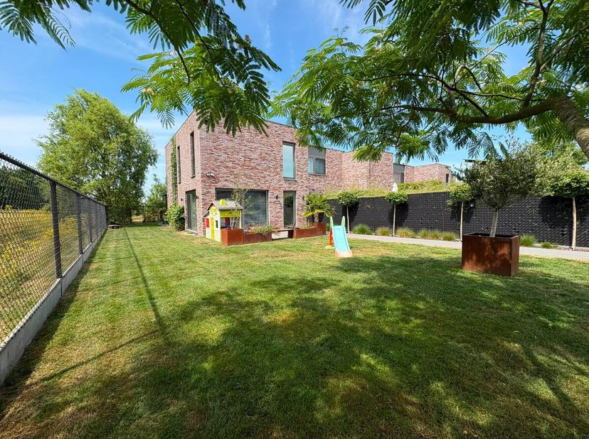 Volledig instapklare woning met 3 slaapkamers, tuin met terras net buiten de grote ring in Hasselt.Voor meer informatie, ga naar: https://www.era.be/n