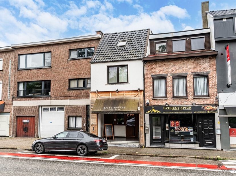 Opbrengsteigendom met handelsgelijkvloers en ruim duplexappartement (144m²) op toplocatie in Brasschaat!<br />
Op een uitstekende locatie, op de grens