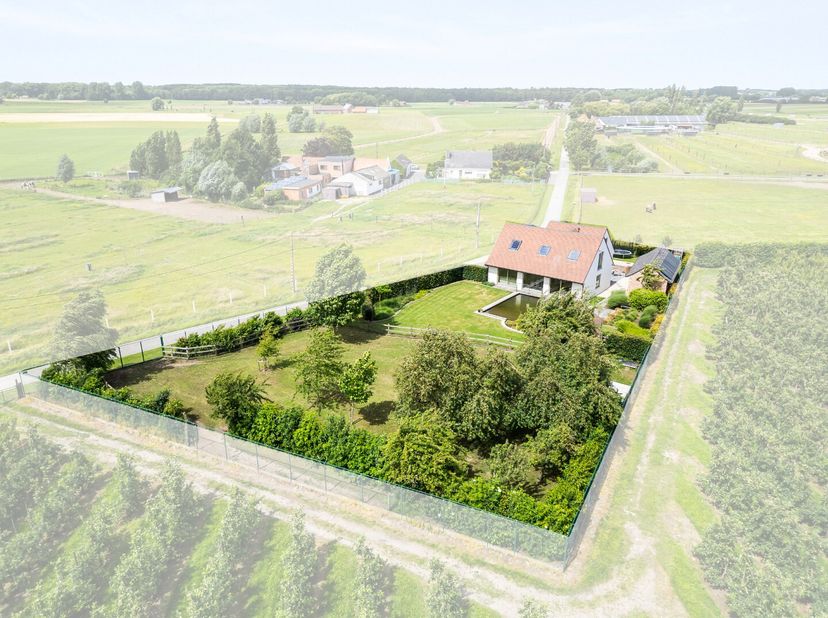 Bent u op zoek naar een ruime gezinswoning op een uitzonderlijk rustige ligging? Dan is deze prachtige landelijke woning in Kortemark (nabij Torhout)