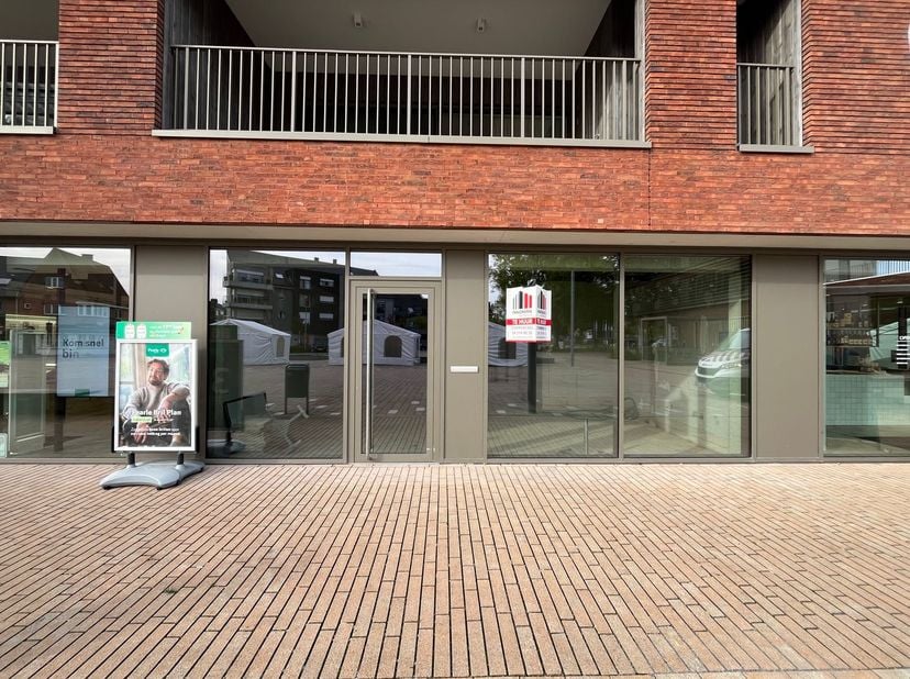 Dit commerciële pand van 95 m² betreft een open space met glazen vitrine waardoor men geniet van een goede visibiliteit langs de voorzijde van het geb