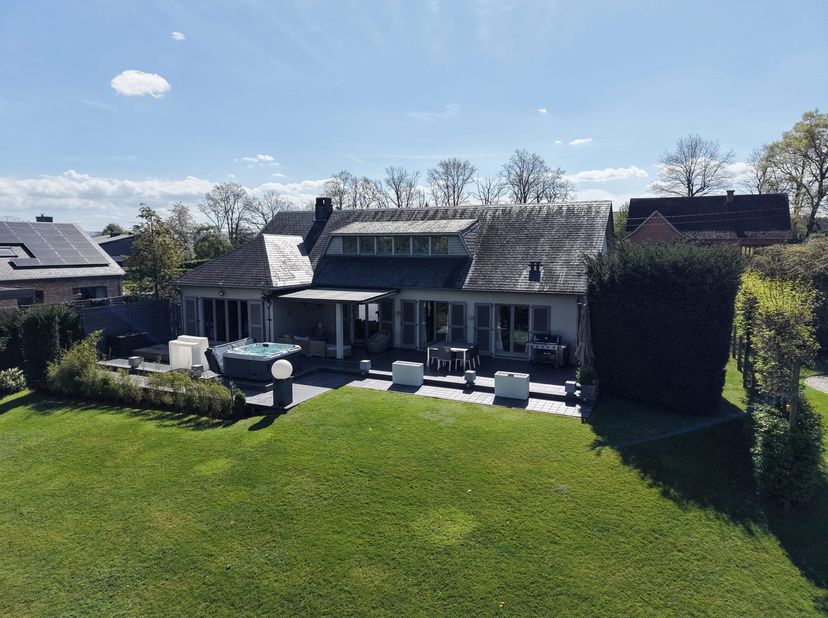 Ideaal gelegen in de residentiële wijk Croix Saint-Jean, op wandelafstand van het centrum van Rochefort, biedt deze vrijstaande villa op een perceel v