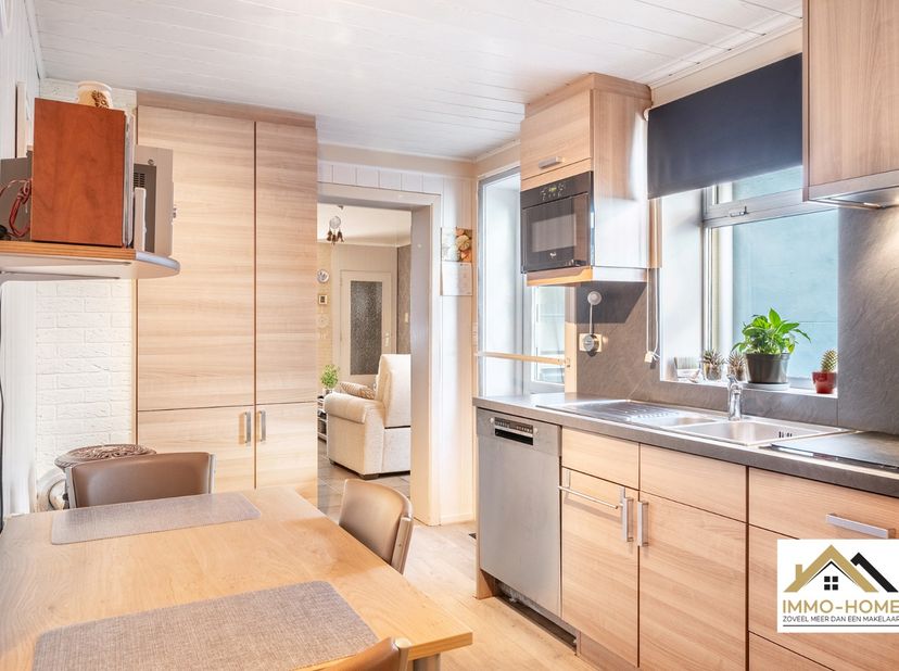 Deze mooie rijwoning is gelegen in een rustige buurt, en ontvangt je in een compacte inkomhal. Ze kom je verder tot in de gezellige leefruimte, bestaa