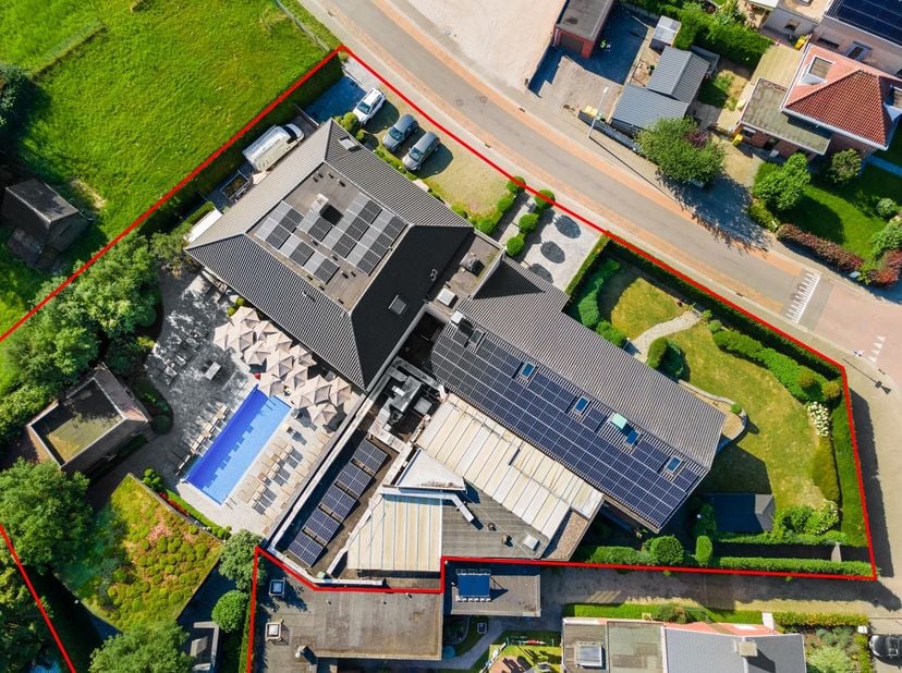 Ontdek deze handelszaak met woonst. Momenteel wordt het uitgebaat als een restaurant met wellnessfaciliteiten, maar het biedt mogelijkheden voor diver