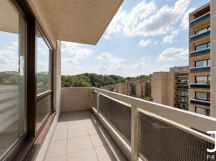 Ideaal gelegen vlak bij het Roodebeekpark en alle voorzieningen, prachtig appartement met 2 slaapkamers en terras, met een oppervlakte van 101 m² (vol