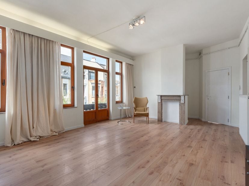 Instapklaar één slaapkamer appartement van 71m2 in een kleinschalige residentie gelegen op slechts 1km van het centrum.<br />
Indeling: Lichtrijke woo