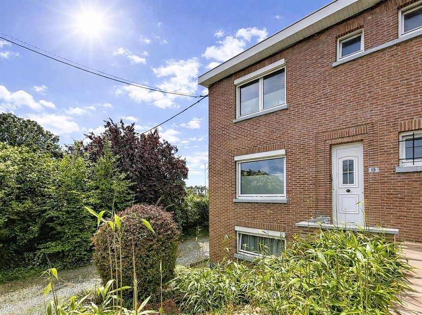 Maison 3 façades idéalement située à Mouscron<br />
Située dans le très recherché quartier de la Coquinie à deux pas de l'hôpital et à proximité immé
