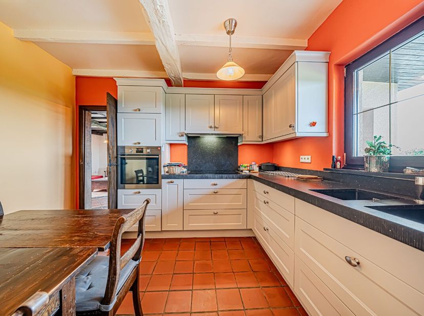 ERA B-LUX presenteert deze vrijstaande woning in Guirsch (gemeente Aarlen), vlak bij Luxemburg. De woning ligt op een perceel van 4.192 m² in een groe
