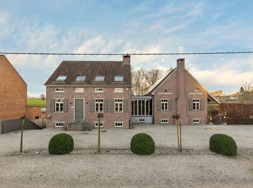 Deze verzorgde eigendom, opgetrokken met kwaliteitsvolle materialen op een perceel van 15a39ca, bestaat uit twee losstaande delen: een horecazaak en e