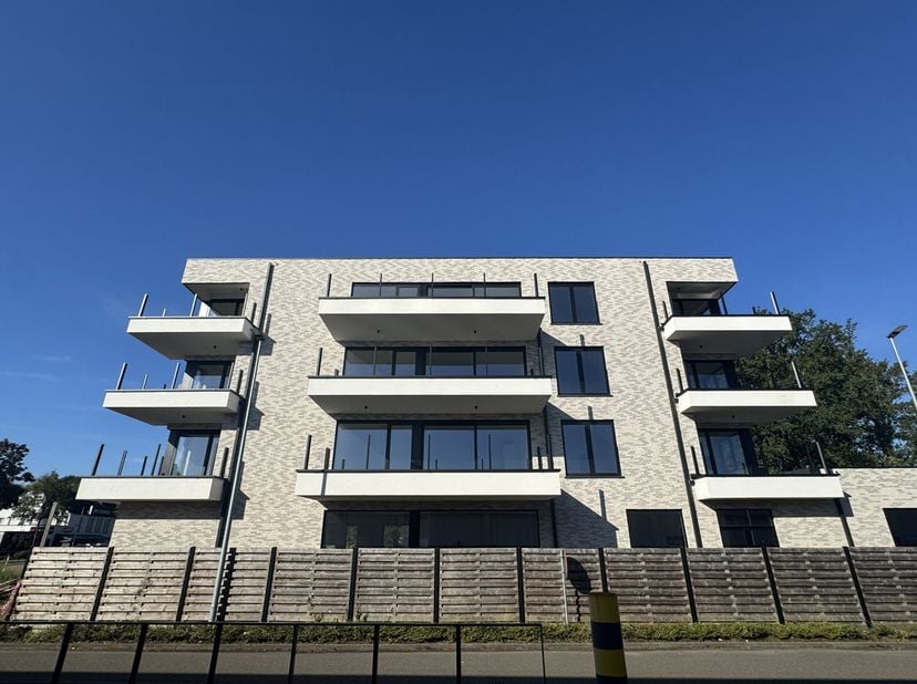 Luxe nieuwbouwappartement met 1 slaapkamer op toplocatie<br />
Ontdek dit prachtige nieuwbouwappartement, ideaal gelegen aan een bruisende winkelstraa