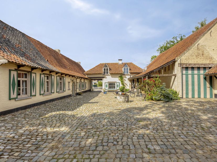 Charmante vierkantshoeve met authentieke ziel, bijhuis, ruime schuur en zonnige tuin<br />
Op de grens van het landelijke Affligem en Meldert vinden w