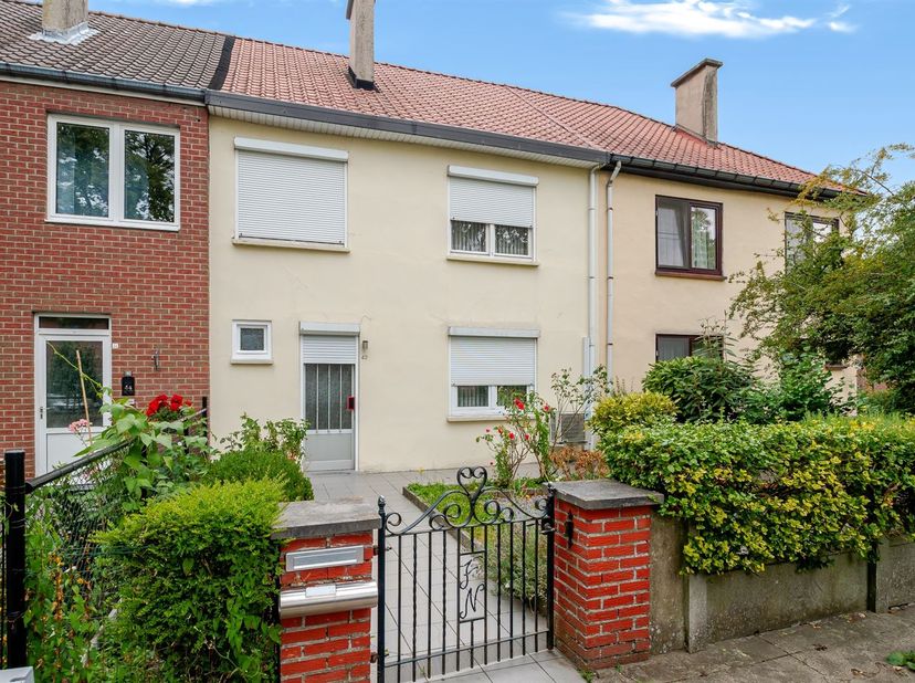 OP TE FRISSEN GEZINSWONING MET 3 SLAAPKAMERS OP CENTRALE LIGGING TE GENK<br />
<br />
Bent u op zoek naar een woning die u verder kan opfrissen naar