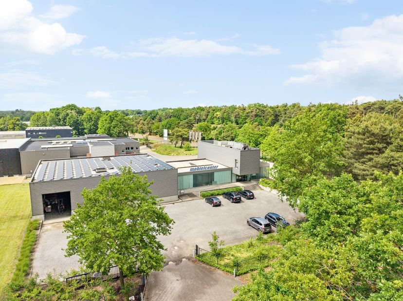 Dit recente industriepand combineert kantoren, opslagruimte en atelier in één functioneel geheel en biedt tal van mogelijkheden voor productie, logist