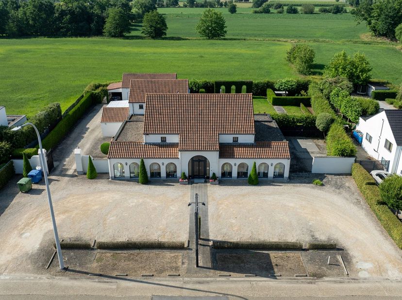 Prachtige en instapklare handelsruimte van 485m2 gelegen op een terrein van 1998m2 op een werkelijk top -zichtlocatie.<br />
Het pand heeft veel mogel