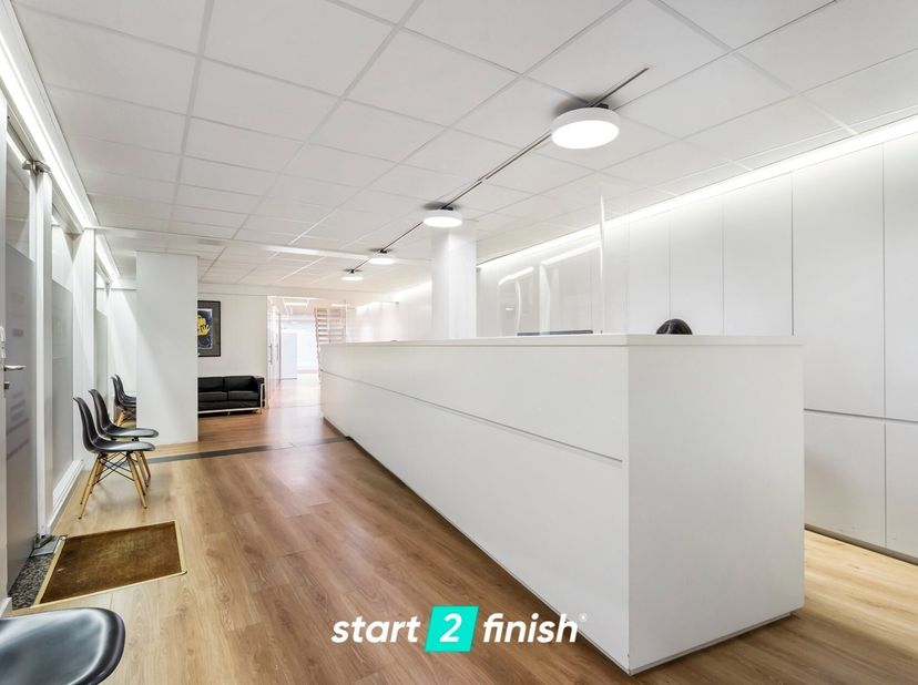 Op zoek naar een moderne en ruime kantoorruimte op een toplocatie?<br />
Deze instapklare kantoorruimte van 375 m², verdeeld over twee verdiepingen (g