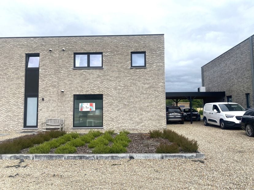 Deze nieuwe, moderne, halfopen woning is gelegen in Hechtel-Eksel.<br />
INDELING:<br />
Gelijkvloers: <br />
- Inkomhal met trap naar verdieping<br /