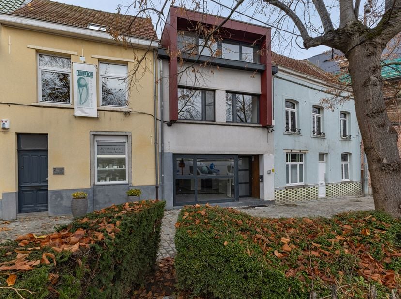Immo Pické biedt U deze commerciële handelsgelijkvloers met duplex appartement op een TOPLIGGING in het centrum van Halle aan. <br />
Deze handelswoni