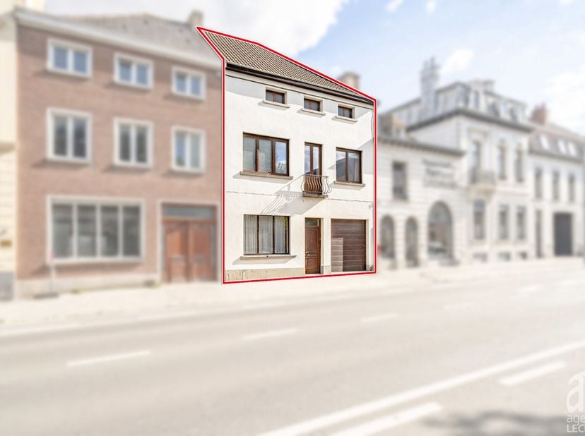 L’Agence Leclercq vous propose cette maison idéalement située à quelques minutes du centre-ville, commerces, écoles et transports facilitent le quotid