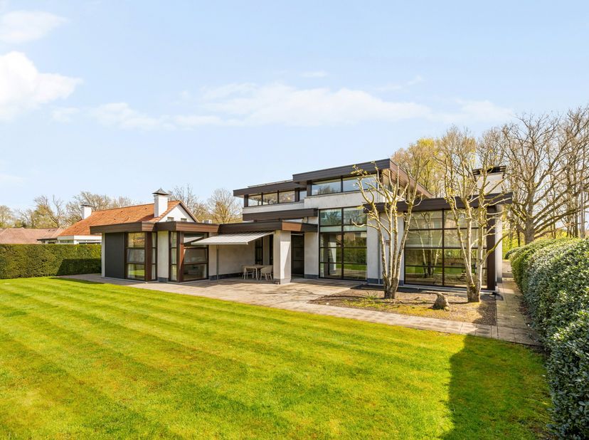 Prachtige moderne villa in landelijke en residentiële omgeving te Achel op perceel van 1.240 m² met mooi aangelegde tuin rondom. Gezellige, lichte woo