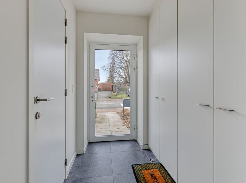 Deze ruime, en recente energiezuinige woning met 3 slaapkamers en 2 badkamers is uiterst gunstig gelegen op een zonnig perceel van 527 m² in Mol  Acht