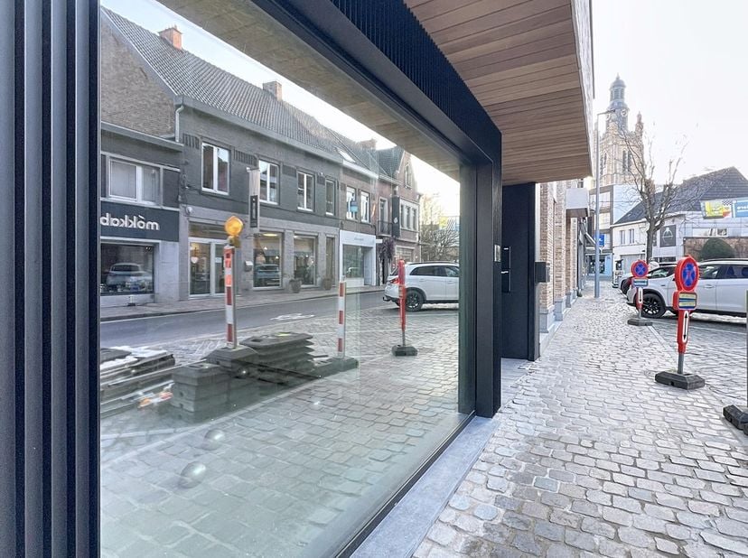 Handelsgelijkvloers - kantoor - praktijkruimte.&amp;nbsp;Nieuw EPC, na gedane werken, in opmaak !<br />
<br />
INDELING:<br />
Gelijkvloers (± 58,20 m²):&amp;