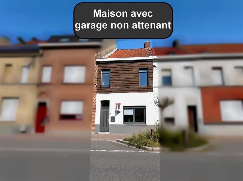 Bonne maison mitoyenne 2 chambres, jardin et garage.<br />
Le bien d'une superficie habitable de 122 m² comprend :<br />
- Au rez-de-chaussée :  Hall