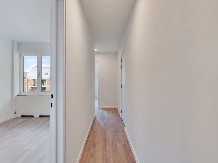 Dit stijlvol gerenoveerd appartement in het centrum van Maaseik beschikt over 2 slaapkamers, een balkonnetje en een woonkamer met zicht op de Bosstraa