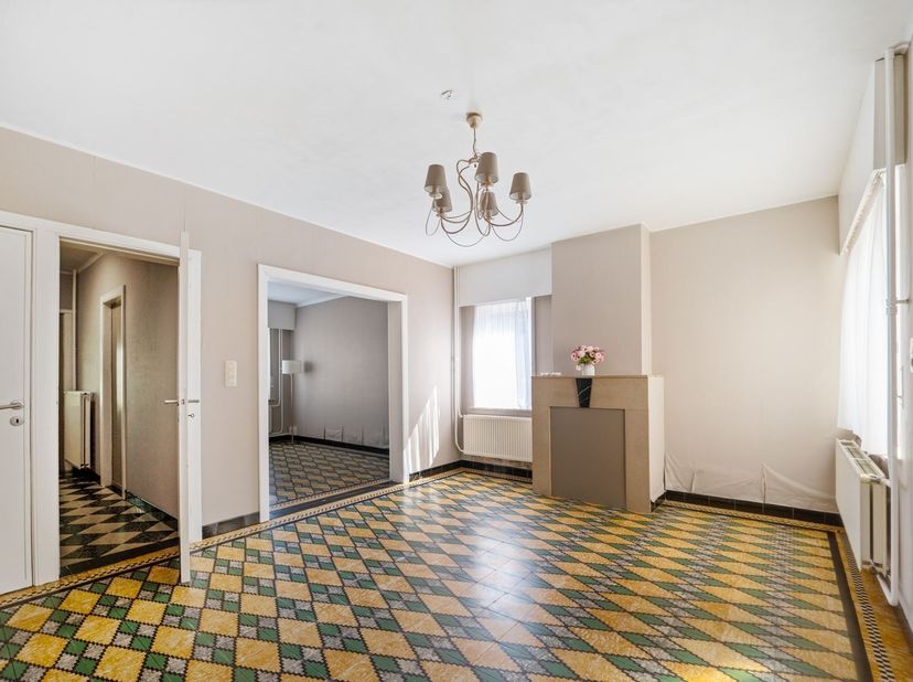 3 slpk woning op 29a 37ca met veel mogelijkheden<br />
<br />
Deze woning gelegen op een mooi groen perceel dateert van 1953 en biedt veel uitbreidi