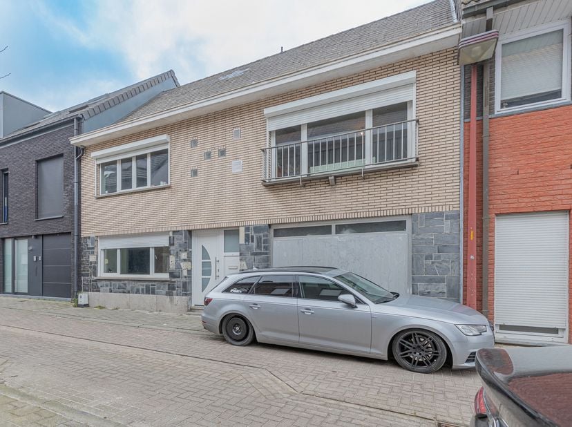 Deze woning biedt alles wat je nodig hebt voor een comfortabel gezinsleven. Op het gelijkvloers kom je binnen via een ruime inkomhal die toegang geeft