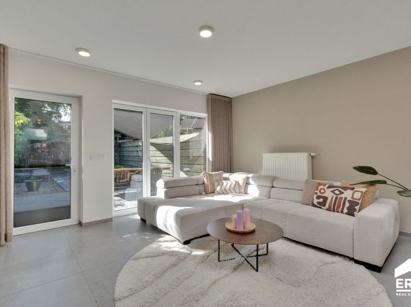 Deze gezellige stadswoning biedt verrassend veel ruimte en hedendaags wooncomfort. De woning beschikt over een zonnige tuin met terras, ideaal om in a