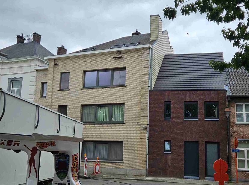 Supergezellig en instap klaar dakappartementje bestaande uit een inkom met kast, leefruimte, aparte keuken (mogelijkheid tot plaatsen wasmachine), sla