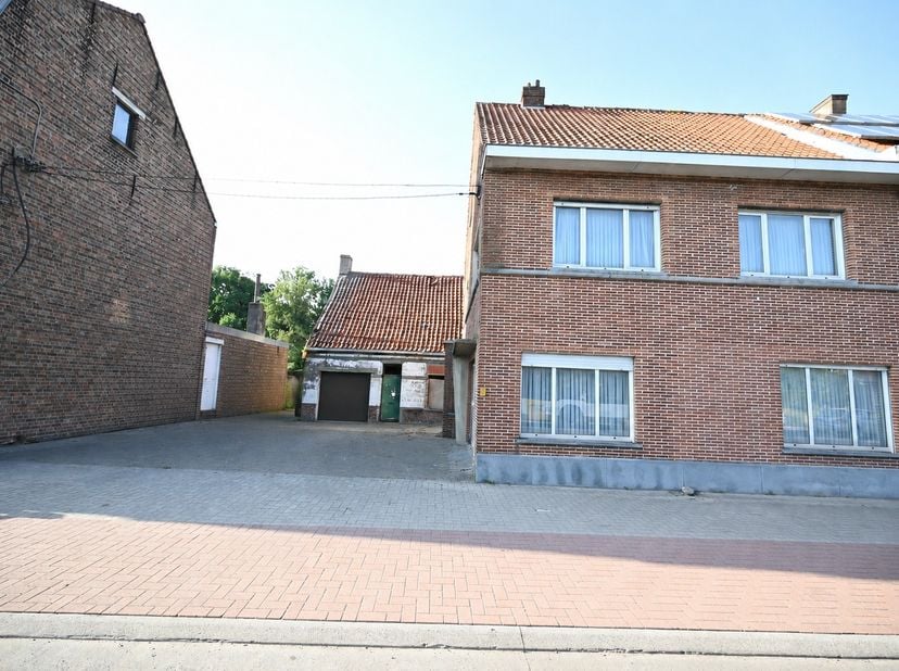 Deze RUIME te renoveren WONING met ATELIERRUIMTE (100m²) is CENTRAAL gelegen in Adegem, op wandelafstand (100m) van diverse buurtvoorzieningen zoals e