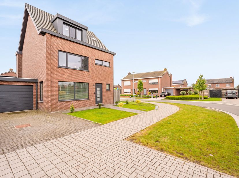 De eigendom is volledig instapklaar, gelegen in Minderhout, op een zuidgeoriënteerd perceel van ca. 488 m². Het pand is recent gerenoveerd waardoor he