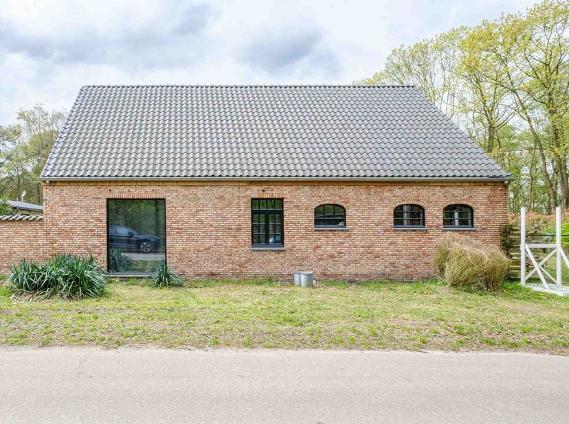 GERENOVEERDE VRIJSTAANDE WONING - <br />
<br />
Rustig gelegen.<br />
Instapklare woning die tussen 2019 en 2021 volledig gerenoveerd werd.<br />
Het