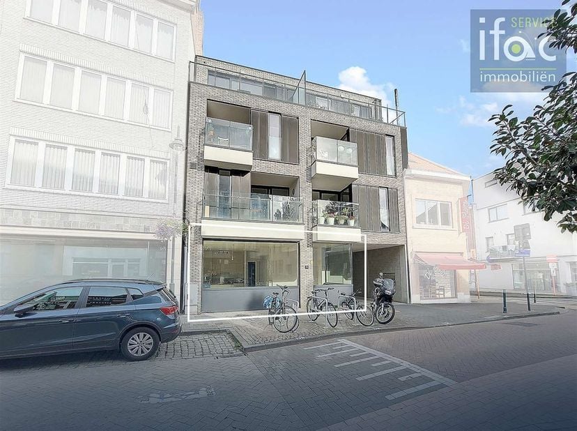 Appartement récent au rez-de-chaussée, au centre de Tervuren. Cet appartement de 3 chambres au rez-de-chaussée dispose d'une terrasse privée à l'arriè