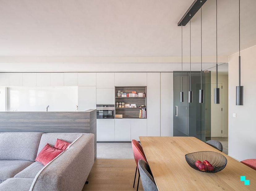 <br />
Dit stijlvol appartement op de zevende verdieping beschikt over een bruikbare vloeroppervlakte van 114 m², twee terrassen en een ondergrondse a