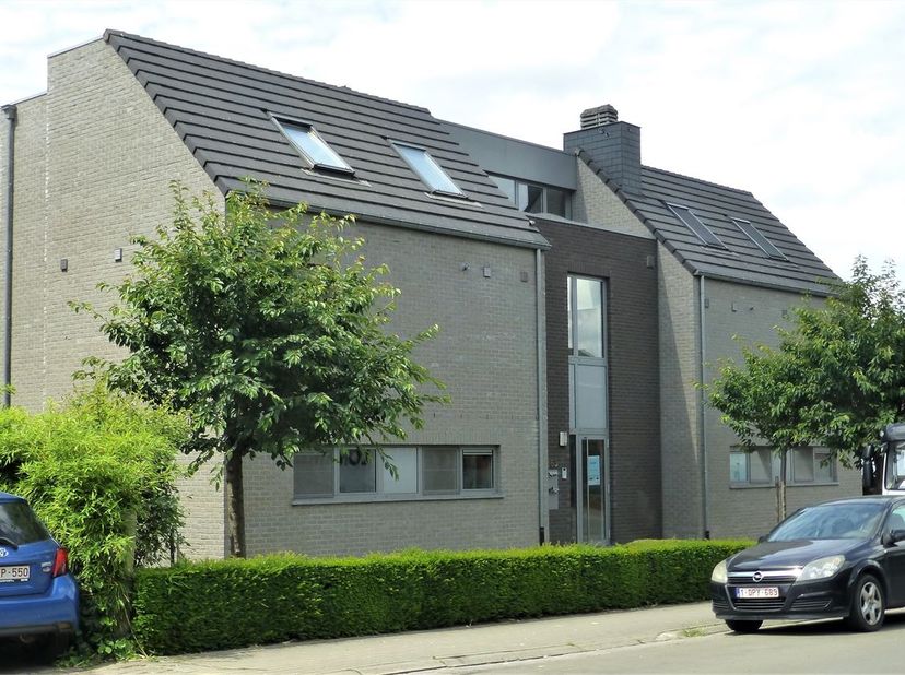 Op zoek naar een ruim en instapklaar appartement met 2 slaapkamers, een terras én twee privatieve parkeerplaatsen?<br />
Dit prachtig onderhouden dupl
