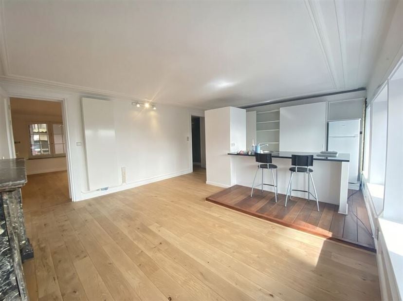 Description:  A proximité de la rue Royale et de la colonne du Congrès, appartement rénové avec matériaux de qualité, au 1er étage d'un très bel  imme