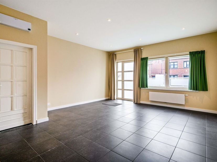 In een doodlopende straat, op wandelafstand van winkels, bakkers, het bruisende centrum van Lier en de Vesten, bevindt zich deze uitzonderlijke en ins