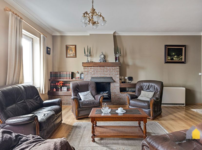 OMSCHRIJVING:<br />
- GELIJKVLOERS: Inkomhal, L-vormige woonkamer met zitgedeelte (5,90 x 3,95 m) en eetkamer (4,25 x 3,00 m), bijkeuken (3,96 x 3,00