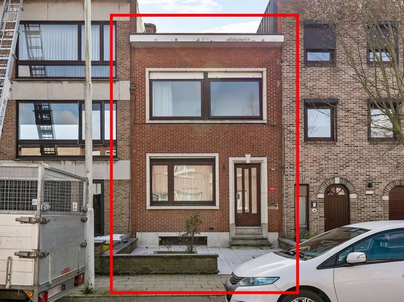 In een residentiële wijk in Borsbeek vindt men deze rijwoning, die origineel is geconstrueerd in de jaren 50 en in de jaren 70 grondig werd gemodernis