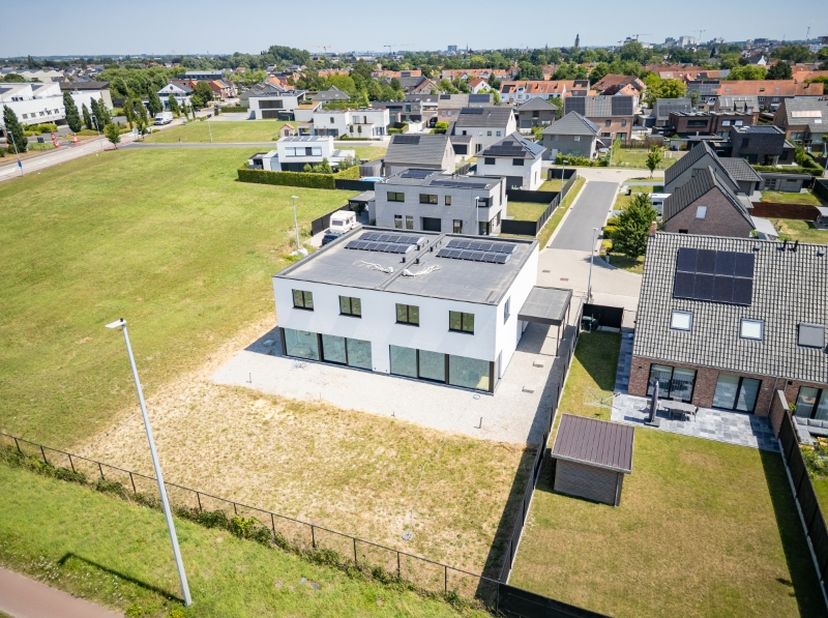 Exclusieve NIEUWBOUW DRIE-GEVELVILLA afgewerkt in duurzame materialen, &amp;nbsp;3-4 slaapkamers met dressingruimte, domotica en overal massieve eikparket