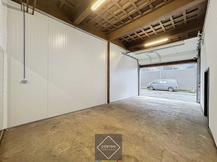 Benaderende AFMETINGEN:&amp;nbsp;<br />
10m x 5m; 50m&amp;nbsp;&amp;nbsp;<br />
Gebruik van de gemeenschappelijke toiletten naast de deur.<br />
<br />
AFWERKING: