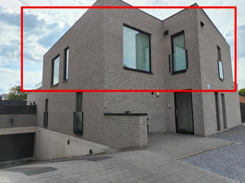 Exclusief appartement van 118 m² met 54 m² terras, zonnepanelen en privé-lift – Lommel<br />
<br />
Te huur in Lommel, op slechts 300 meter van het ce