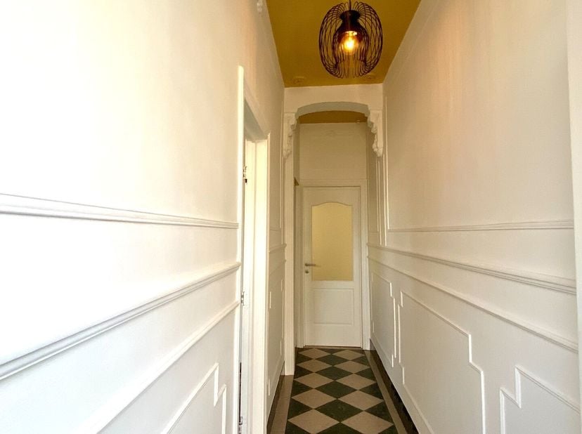 Ontdek deze charmante en volledig instapklare rijwoning, ideaal gelegen in het centrum van Harelbeke, op wandelafstand van winkels, het station en all