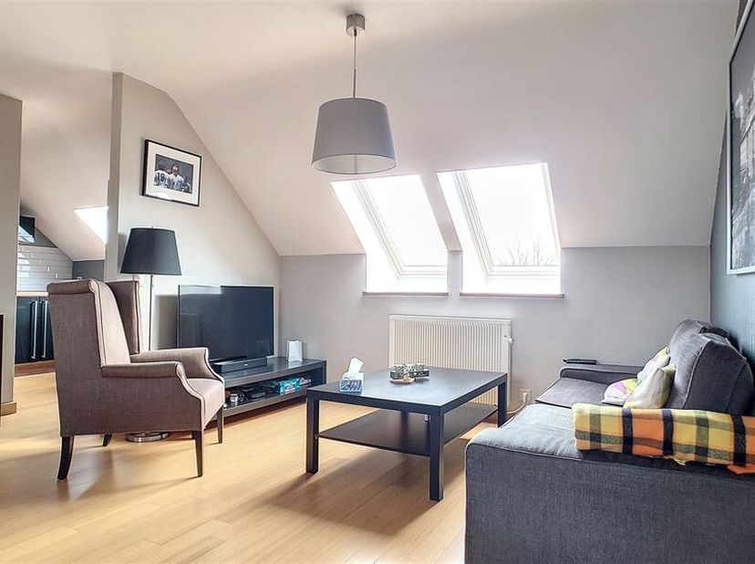 W Immobilière biedt u in Aarlen dit mooie appartement van 62 m² aan, ideaal gelegen in een rustige straat vlak bij het stadscentrum, alle voorzieninge