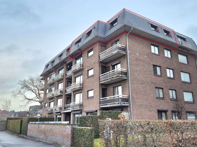 Centraal doch rustig gelegen, perfect instapklaar appartement - 4de verdieping - met prachtige open verzichten omvattende:<br />
<br />
	Inkomhal<br /