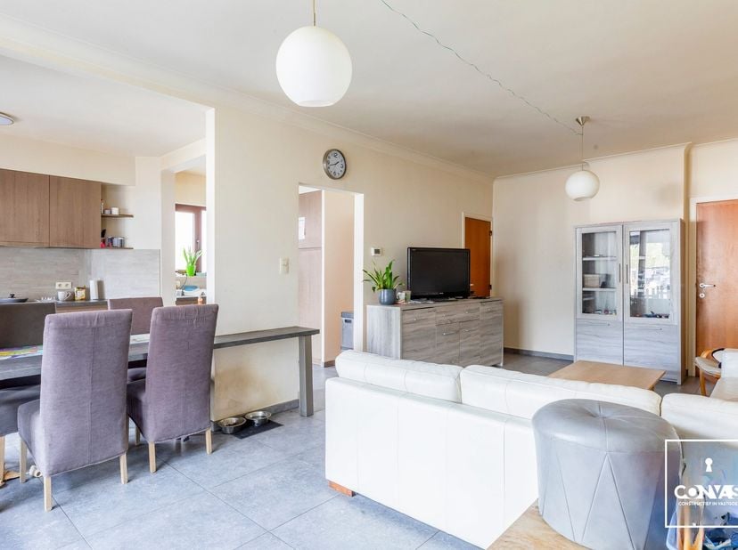 Deze woning is gelegen&amp;nbsp;op een gegeerde locatie nabij het&amp;nbsp;centrum van Eeklo. Dankzij de nabijheid van lokale handelaars, scholen en andere fa